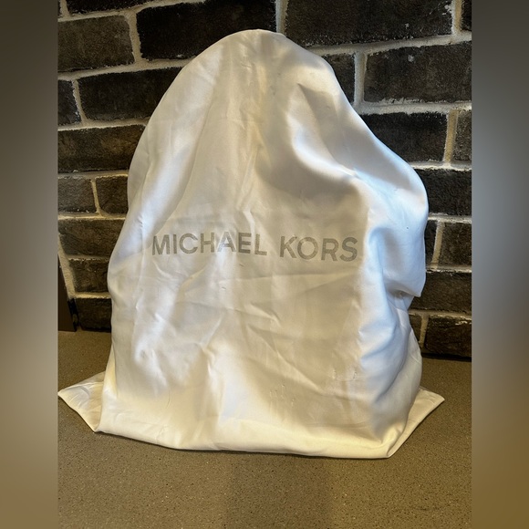 Michael Kors Mercer Gallery Studio Large Center Zip Tote Leather in Pearl Grey - Picture 15 of 15